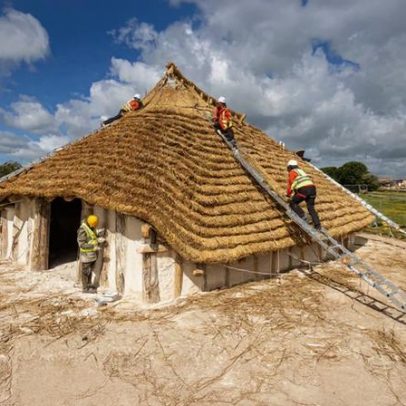 Réplica fiel de salão comunitário de 4500 anos será aberta em Stonehenge