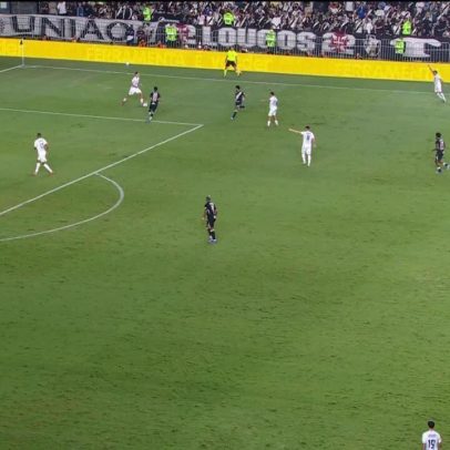 Pênalti cometido por Lucca do Paysandu contra o Vasco aos 33 min do 1º tempo
