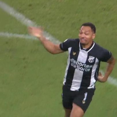 Alex Silva marca pênalti aos 7 minutos do 1º tempo contra o Atlético-MG