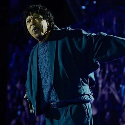 Djavan revisita 50 anos de carreira em show que evidencia sua trajetória