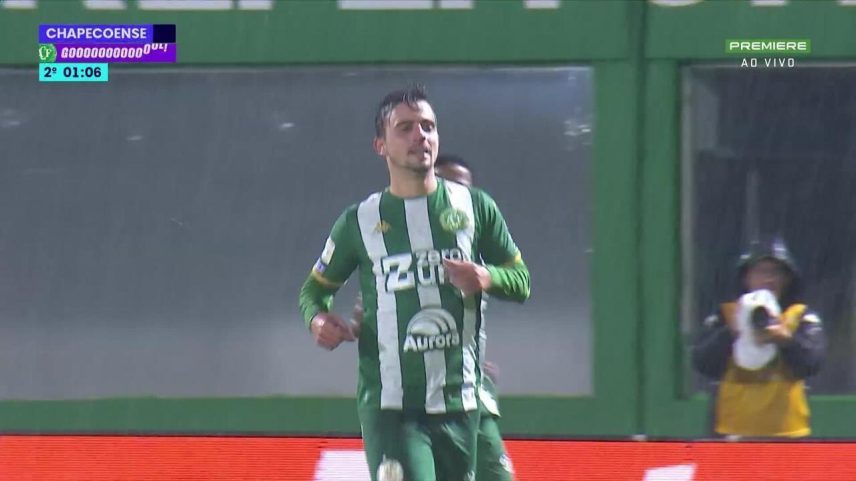 Rafael Carvalheira marca gol dentro da área contra o Remo aos 1 min do 2º tempo