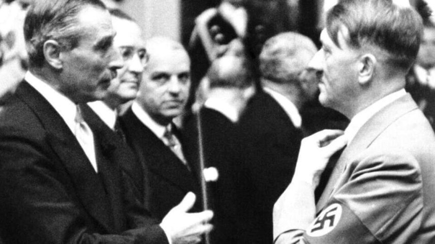 Henderson e Hitler, à direita, em um festival nazista em Nuremberg, em 7 de setembro de 1938. Entre eles estão, da esquerda para a direita: Eduardo Labougle, embaixador argentino, e José Joaquim de Lim e Moniz D’Arago, ministro brasileiro.