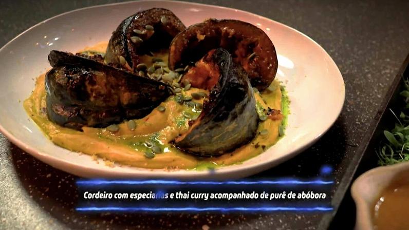 Cordeiro com especiarias e thai curry acompanhado de purê de abóbora
