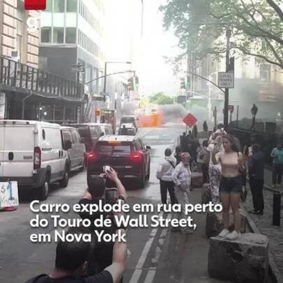 Carro pega fogo e explode em área movimentada de Nova York
