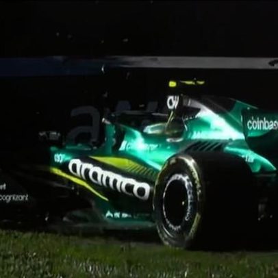 Fernando Alonso passa reto na curva e bate no muro