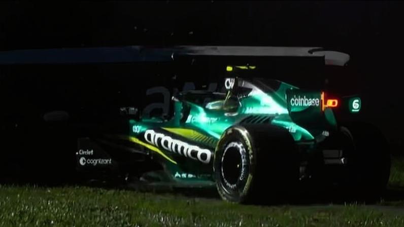 Fernando Alonso passa reto na curva e bate no muro