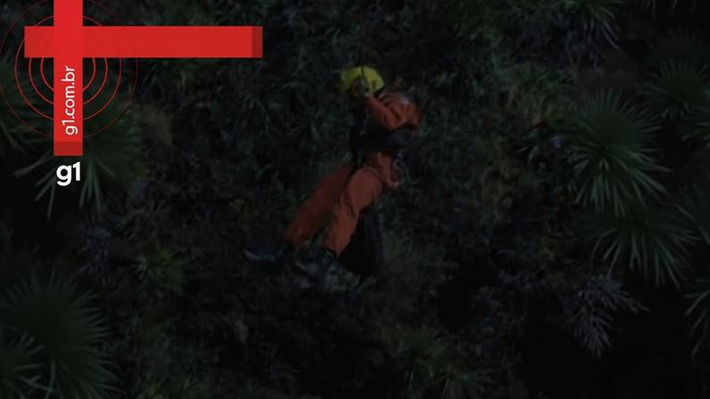 Veja resgate de mulher que foi encontrada em penhasco na Serra do Rola-Moça, em MG