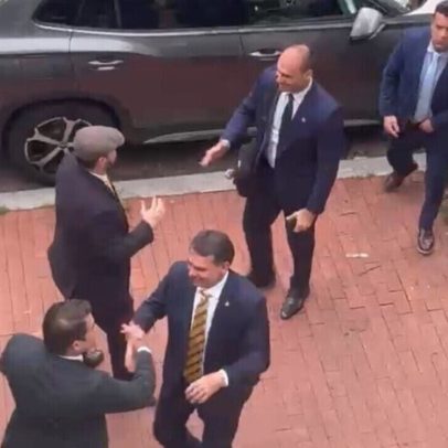 Comitiva de Flávio nos EUA celebra foto com Trump e mira campanha