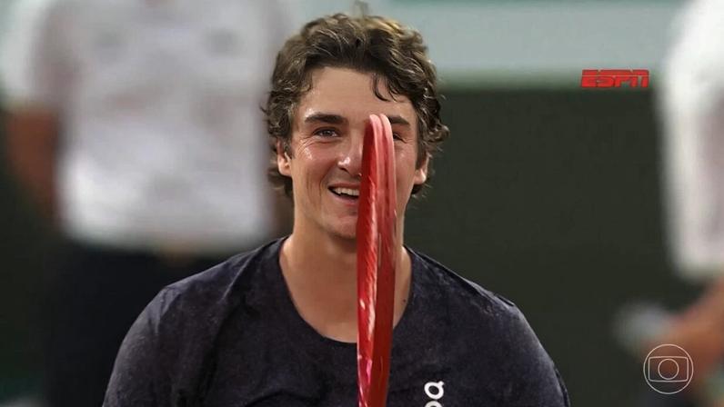 Vitória de João Fonseca sobre Novak Djokovic em Roland Garros impressiona mundo do tênis