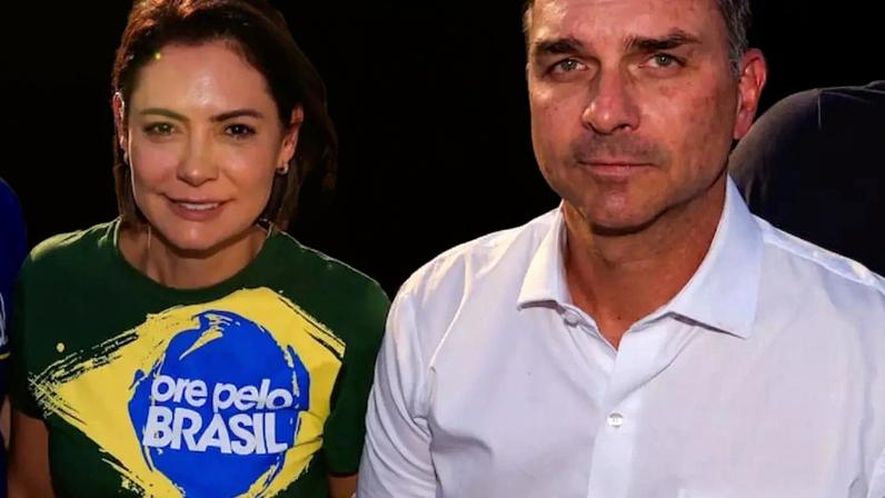 Flávio Bolsonaro ao lado de Michelle em ato no dia 7 de outubro do ano passado, em Brasília.