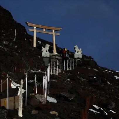 Sobrelotação no Monte Fuji gera debate sobre turistas que precisam de resgate