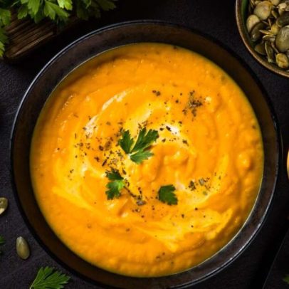 Sete opções de caldos, cremes e sopas low carb para dias frios