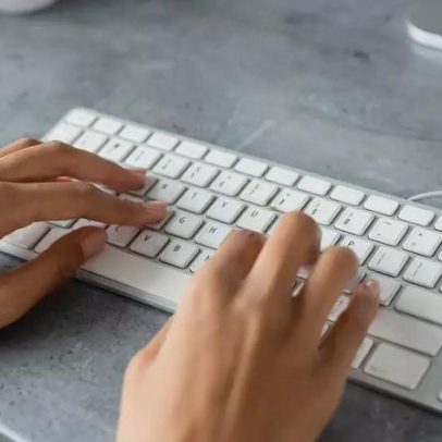 Por que as teclas F e J têm relevo na digitação sem olhar