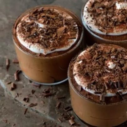 Mousse de chocolate com café saudável é cremoso, fácil e saboroso