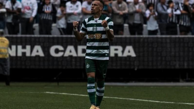 Jogadores do Coritiba comemoram um dos gols na vitória sobre o Santos no Brasileirão –