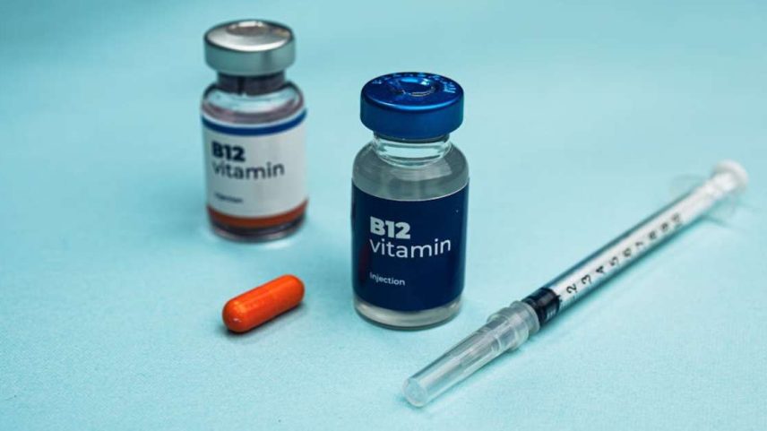 Médicos já observaram que muitos pacientes apresentam níveis altos de vitamina B12 no sangue, mas pesquisas indicam que fenômeno não é uma causa da doença, e pode ser um marcador útil para indicar se ela está presente ou progredindo. KhalifahFA/Shutterstock