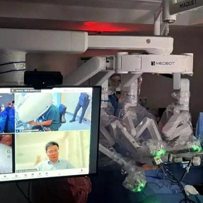 Brasileiro na China realiza cirurgia remota a 19 mil km de distância