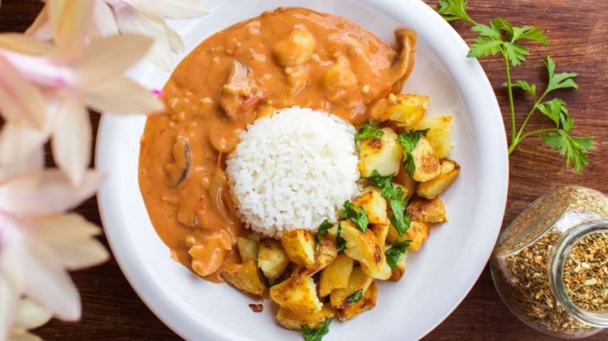 Estrogonofe de cogumelos com arroz branco e batatas