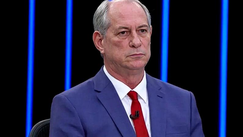 Ciro Gomes proferiu ofensas de cunho misógino em entrevistas, referindo-se à parlamentar como “cortesã” e utilizando termos desrespeitosos desqualificando sua carreira política