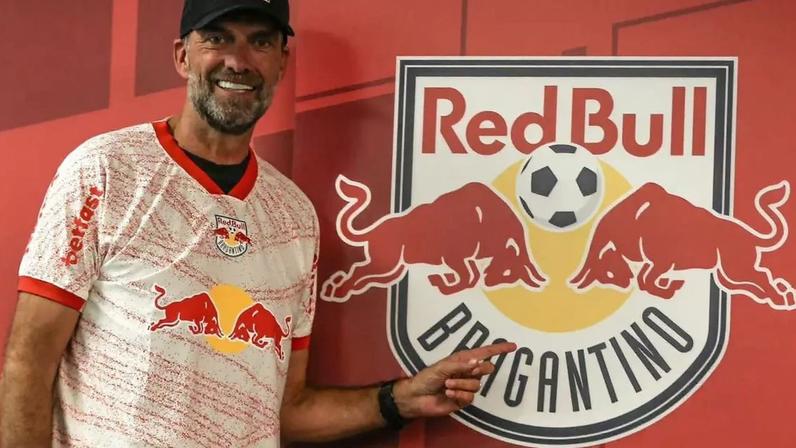 Jürgen Klopp tirando foto ao lado do escudo do Red Bull Bragantino –
