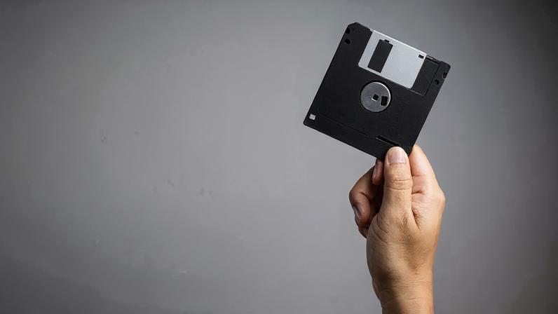 A distribuição em massa de discos de instalação ajudou a popularizar o acesso doméstico à rede antes da era dos downloads