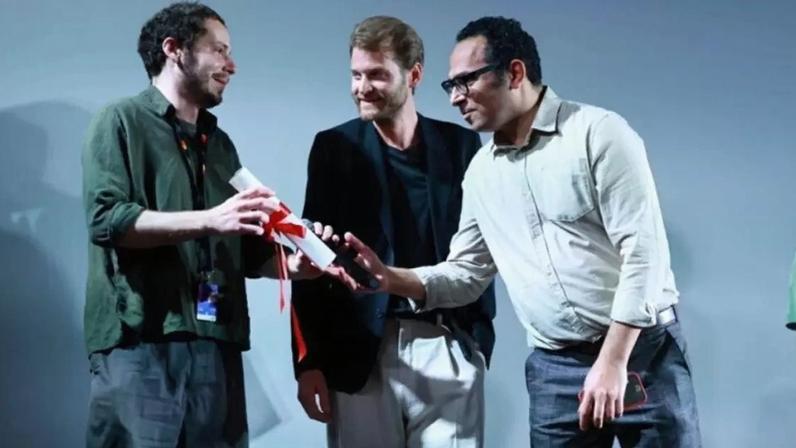 O brasileiro Lucas Acher, diretor de "Laser-Gato" (esq.) recebe o prêmio principal de La Cinef, em Cannes (21/05/26)