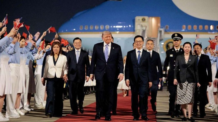 Trump e comitiva desembarcam em Pequim
