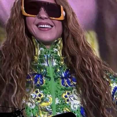 Shakira abre show em Copacabana com look de 600 mil cristais