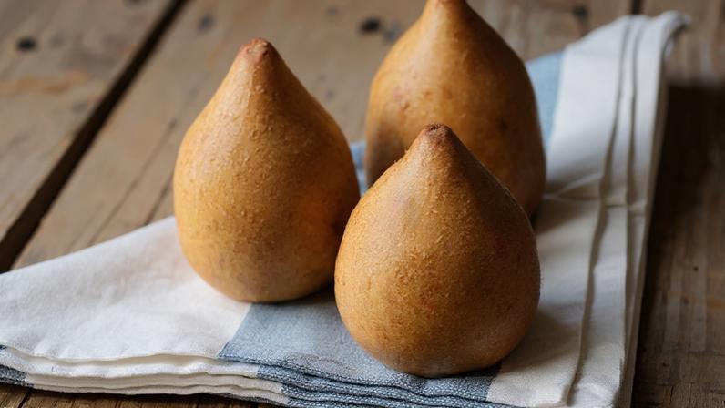 Coxinha proteica de frango com batata-doce