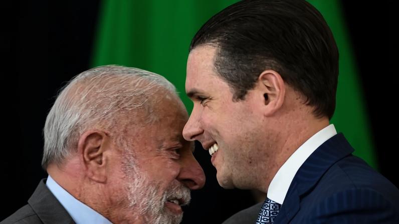 14.abr.2026 - O presidente Lula com o presidente da Câmara, Hugo Motta (Republicanos-PB), durante posse do ministro José Guimarães no Palácio do Planalto
