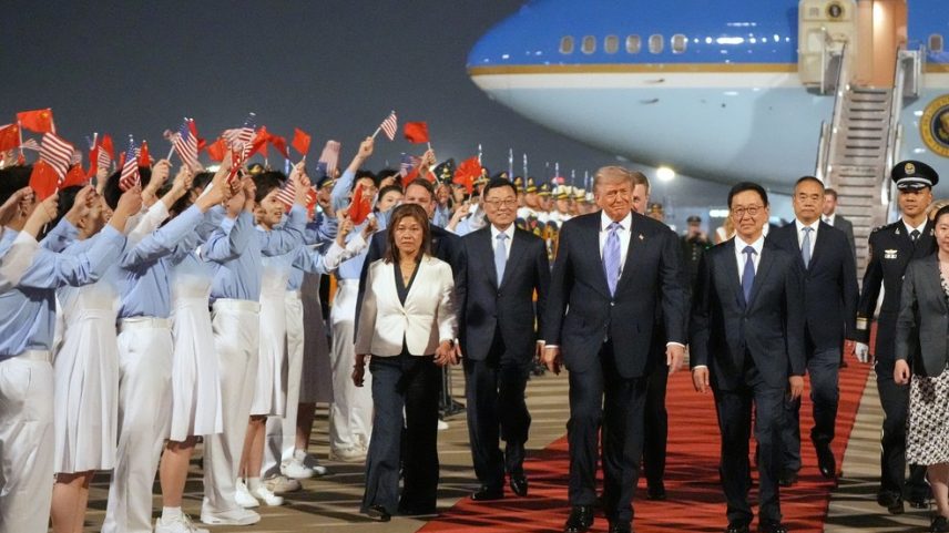 Trump chega a Pequim e é recebido no aeroporto pelo vice-presidente chinês, Han Zheng (na frente, à direita) — Foto: Mark Schiefelbein/AP