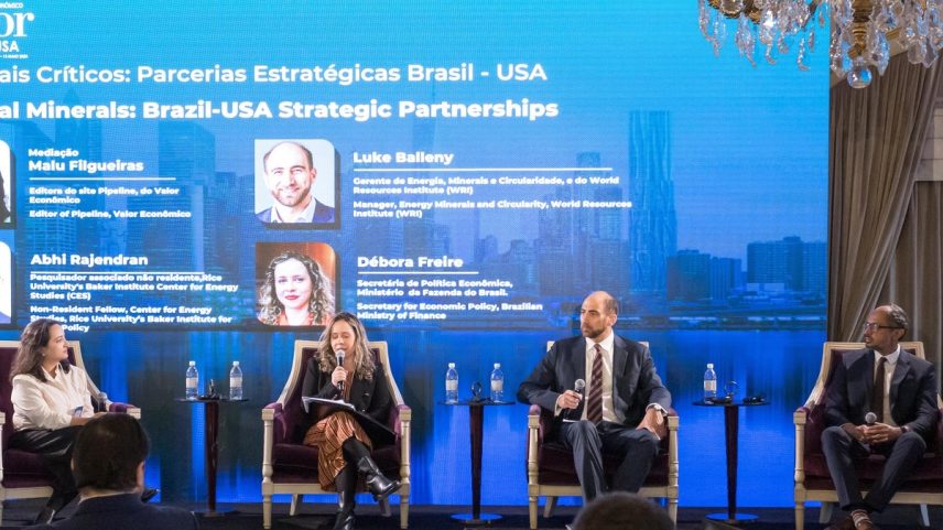 Maria Luiza Filgueiras, Débora Freire, Luke Balleny e Abhi Rajendran debateram sobre metais críticos — Foto: Vanessa Carvalho/Valor
