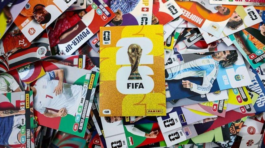 Álbum da Copa do Mundo ao meio com várias figurinhas de jogadores ao redor