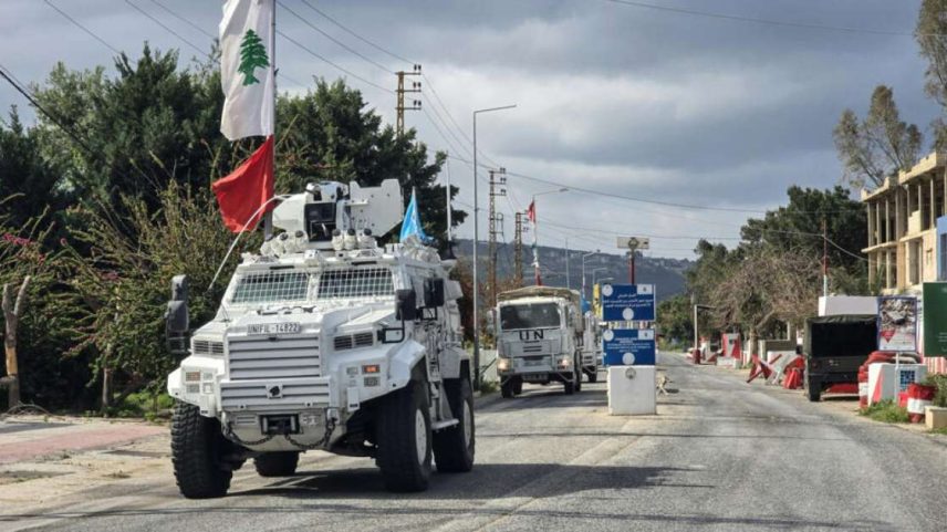 Soldados da Força Interina das Nações Unidas no Líbano passam por posto avançado do Exército libanês na região de Naqoura, em março de 2026. (Imagem ilustrativa)