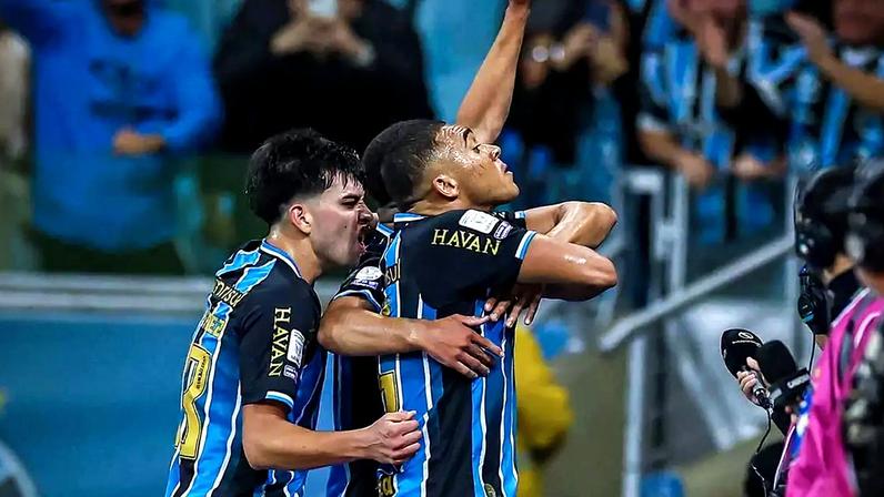 Carlos Vinícius comemora mais um gol pelo Grêmio –