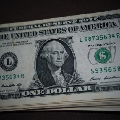 Dólar fecha abaixo de R$5,00 após adiamento de ataque de Trump ao Irã