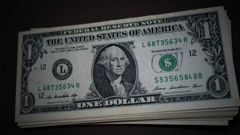 Notas de real brasileiro e de dólar americano, 18 de dezembro de 2024. REUTERS/Amanda Perobelli