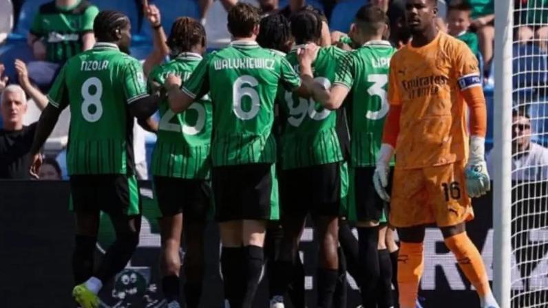 Jogadores do Sassuolo celebram o gol de Berardi, o primeiro na vitória sobre o Milan / Jogada10