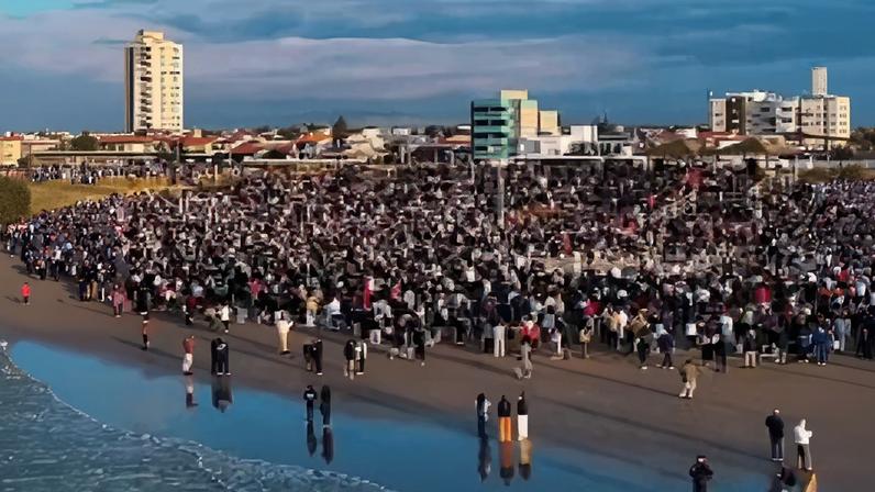 Uma multidão se reuniu na orla de Balneário Rincão. (Foto: Reprodução/Instagram/amanhecercomdeus.br/crfilms.br).