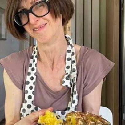 Tentativa de comer abacaxi sem faca não sai como planejado