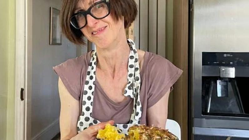Tentativa de comer abacaxi sem faca não sai como planejado