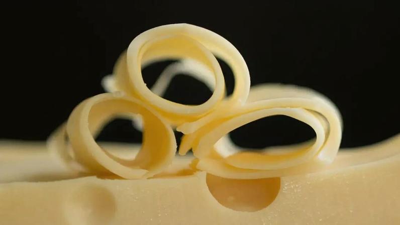 O queijo zero lactose é aliado da saúde e da praticidade. Veja as dicas da nutricionista para incluir o alimento em sua dieta com equilíbrio