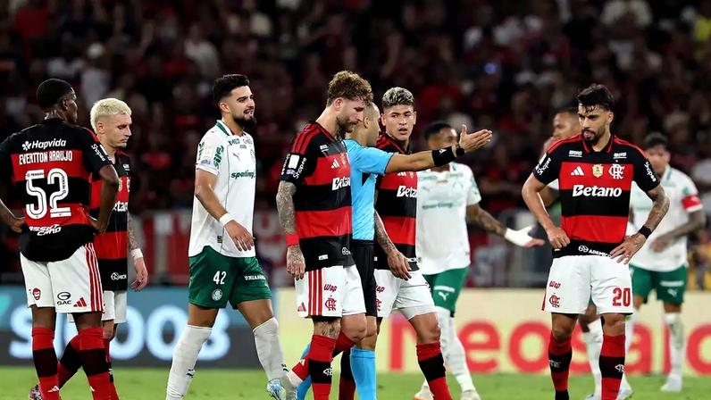 Da esquerda para a direita, os jogadores do Flamengo: Evertton Araújo, Guillermo Varela, Léo Pereira, Jorge Carrascal e Lucas Paquetá