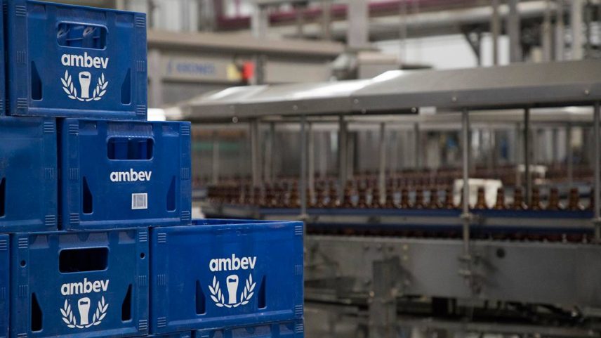 Linha de produção de fábrica da Ambev em Jaguariúna, em São Paulo