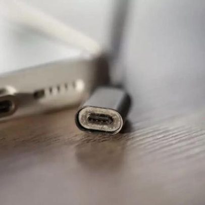 Jovem morre eletrocutado ao usar celular na tomada durante tempestade no RS