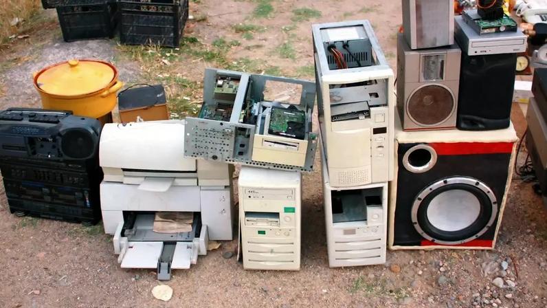 Placas de smartphones antigos concentram ouro, prata e cobre em quantidades que transformaram o lixo eletrônico em uma nova forma de mineração urbana – depositphotos.com / ademdemir
