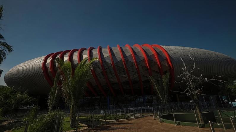 Sede do 49º Congresso da Associação de Zoológicos e Aquários do Brasil, evento que aconteceu entre os dias 26 e 30 de maio, o Bioparque Pantanal é famoso por ser considerado o maior aquário de água doce do mundo. Localizado em Campo Grande, no Mato Grosso do Sul, o parque se consolidou como uma das principais atrações científicas e turísticas do Brasil desde sua inauguração, em 2022. O espaço foi criado com o objetivo de aproximar o público da riqueza ambiental do Pantanal e de outros ecossistemas aquáticos por meio de experiências imersivas e ações voltadas à pesquisa e conservação da biodiversidade. Veja outras curiosidades sobre o local!