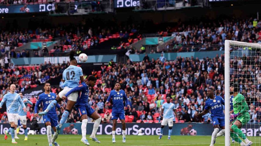 Semenyo, do Manchester City, tenta a cabeçada no meio da defesa do Chelsea –