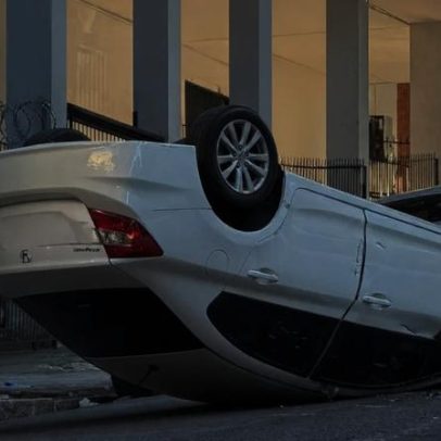 Veículo capota no bairro Bom Fim, em Porto Alegre