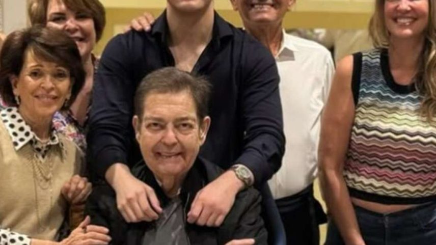 Faustão ao lado de familiares; apresentador recebeu homenagem da mulher por seu aniversário de 76 anos de idade